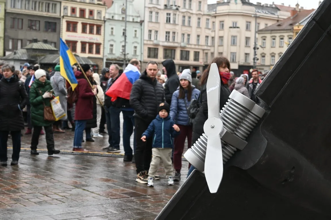 Češi i Ukrajinci vyjádřili na náměstí podporu napadené zemi. Přistál tam i smrtící dron