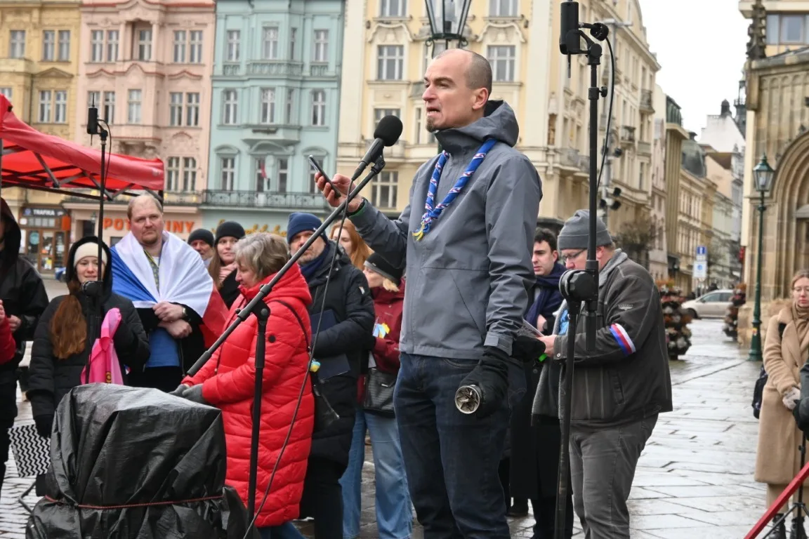 Češi i Ukrajinci vyjádřili na náměstí podporu napadené zemi. Přistál tam i smrtící dron