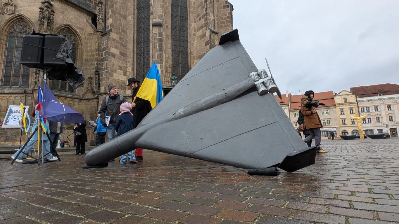 Češi i Ukrajinci vyjádřili na náměstí podporu napadené zemi. Přistál tam i smrtící dron