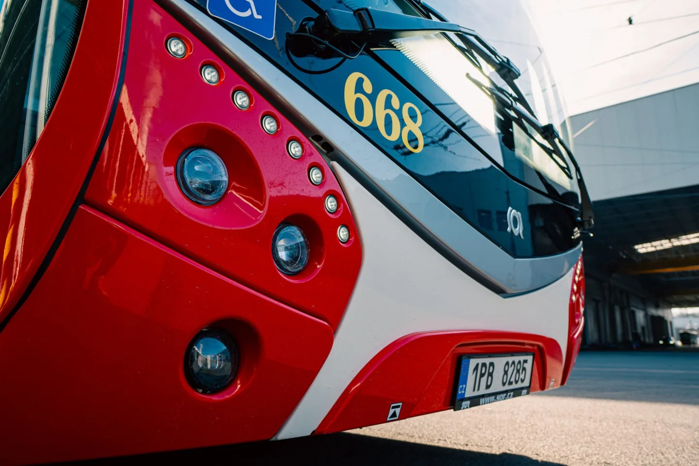 Do ulic vyjely nové kloubové autobusy s kapacitou 141 lidí a ambientním osvětlením
