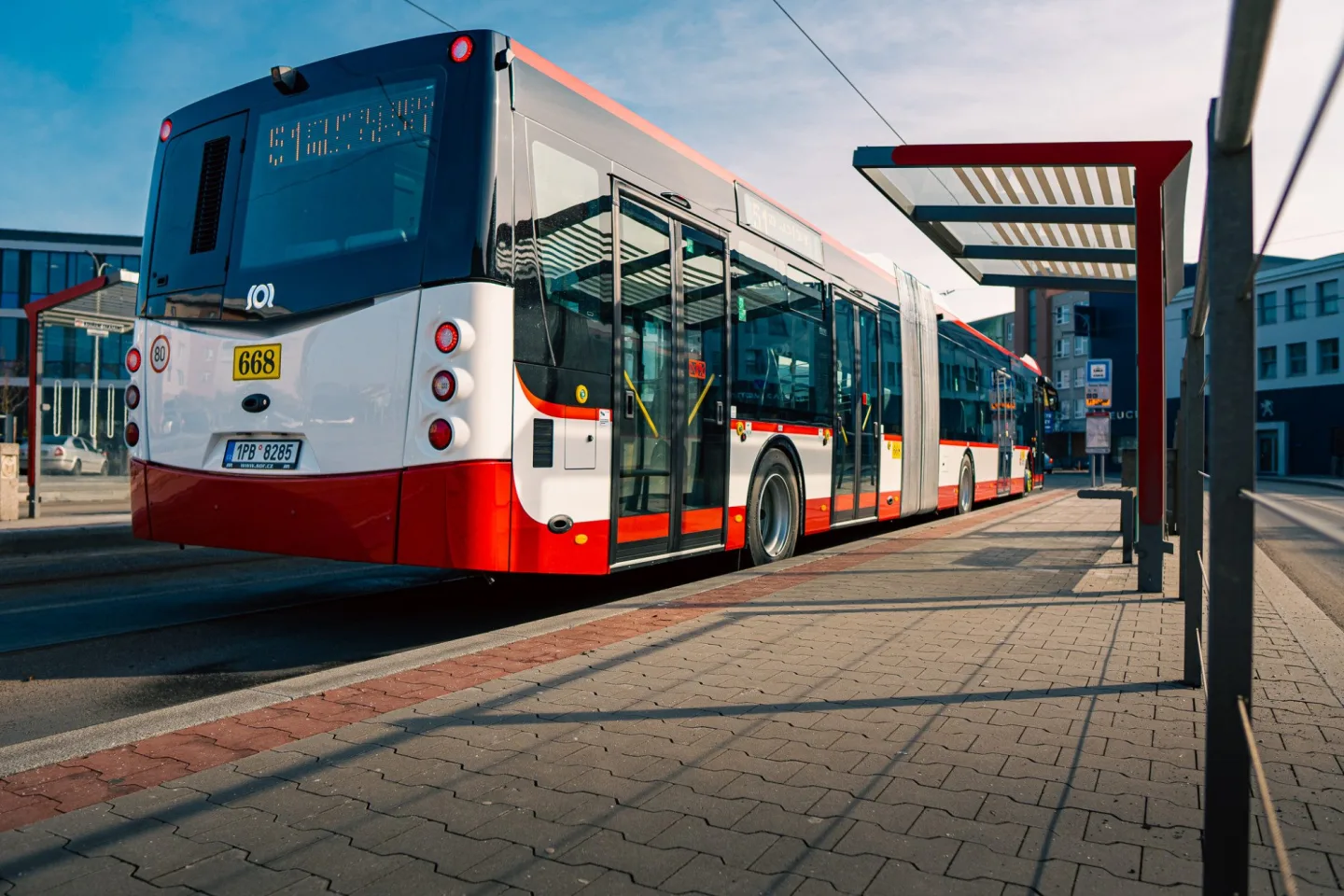 Do ulic vyjely nové kloubové autobusy s kapacitou 141 lidí a ambientním osvětlením