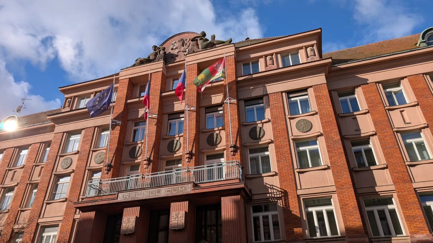 Na budově Krajského úřadu v Plzni byste modro-žlutou vlajku hledali marně.
