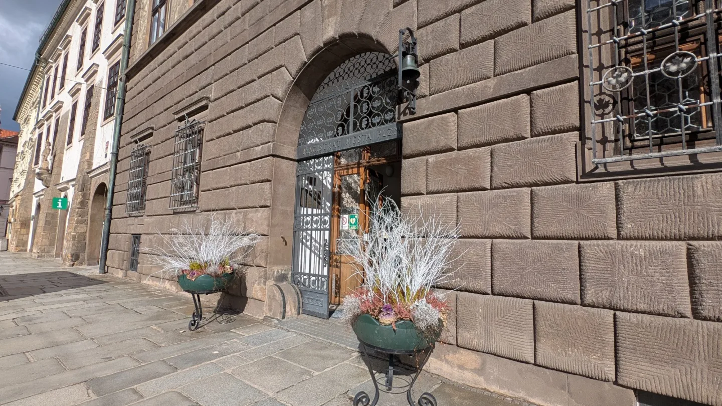 Vlajka nezavlála ani na magistrátu v centru Plzně.