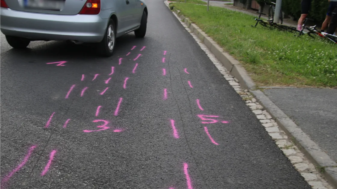 Policejní foto z místa zcela kuriózní nehody