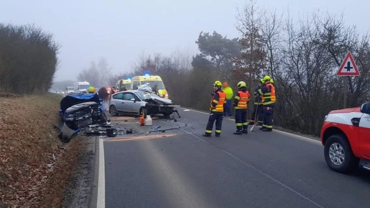 Při čelním střetu dvou osobáků se těžce zranili oba řidiči