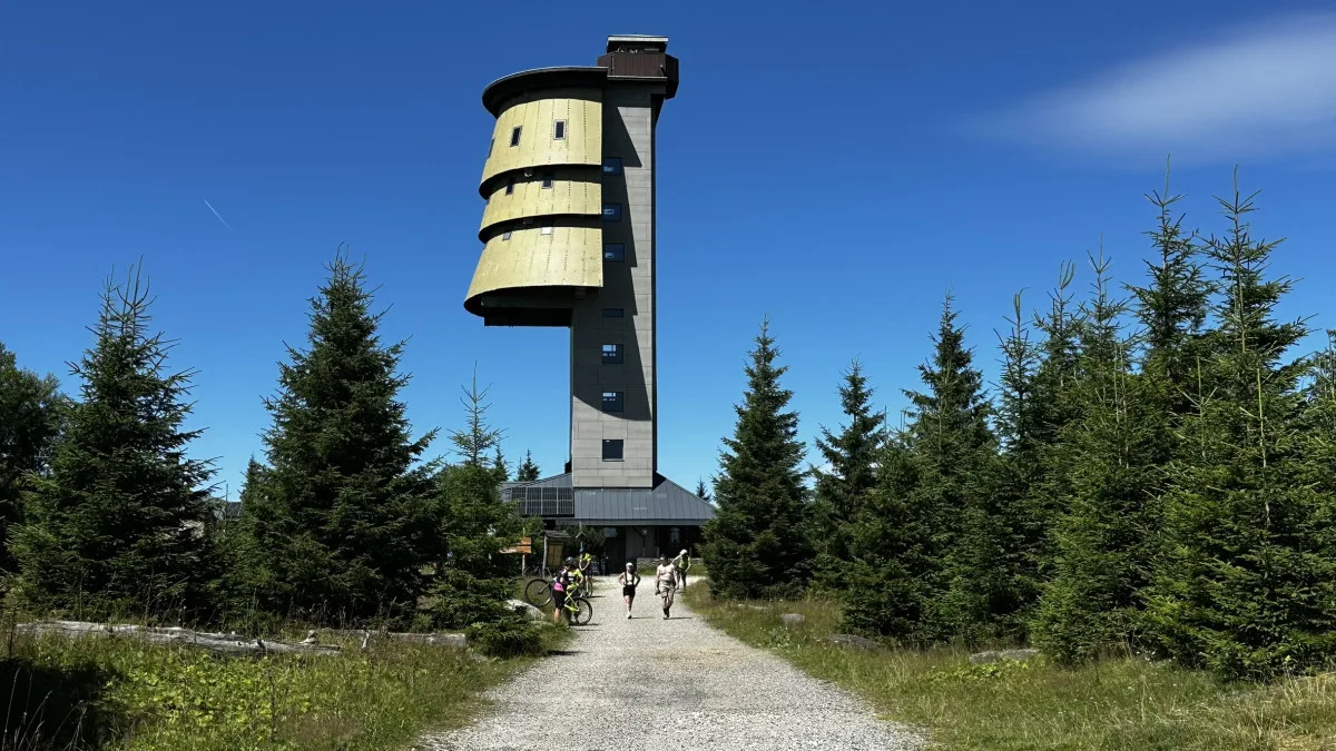 Rozhledna Poledník je dnes cílem mnoha turistů