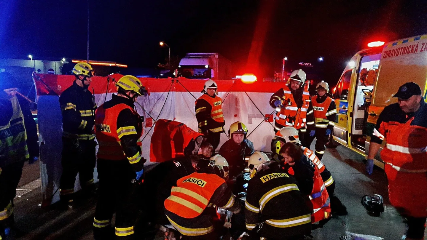 Muž spadl z mostu rovnou na dálnici D5, letěl pro něj vrtulník