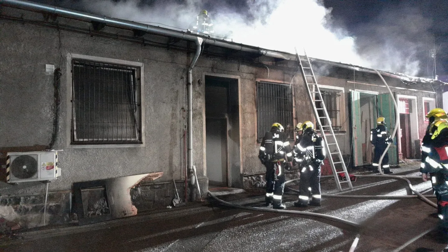 Hasiči v noci likvidovali rozsáhlý požár domu, který obývají cizinci