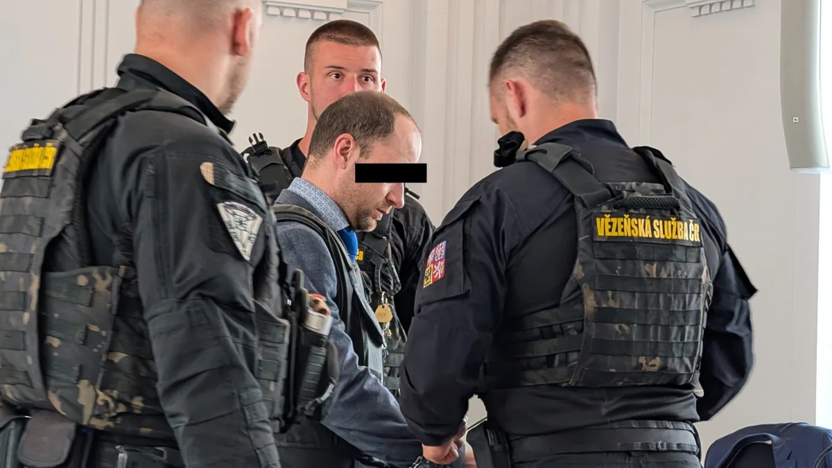 Vojtěch Č. u Krajského soudu v Plzni, kam opakovaně chodil v neprůstřelné věstě.