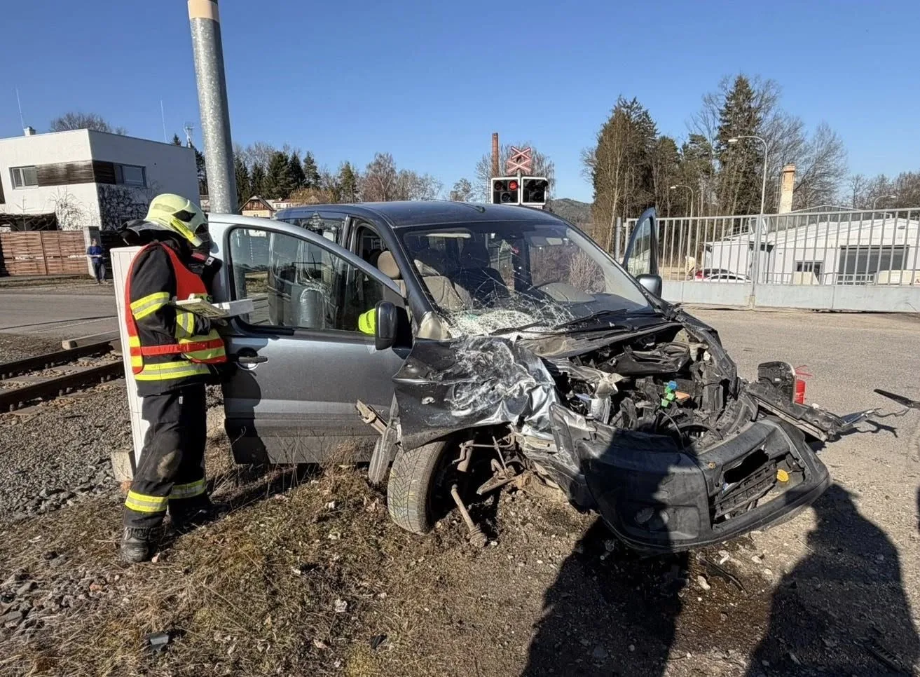 Vlak smetl na přejezdu auto, řidič osobáku z místa utekl