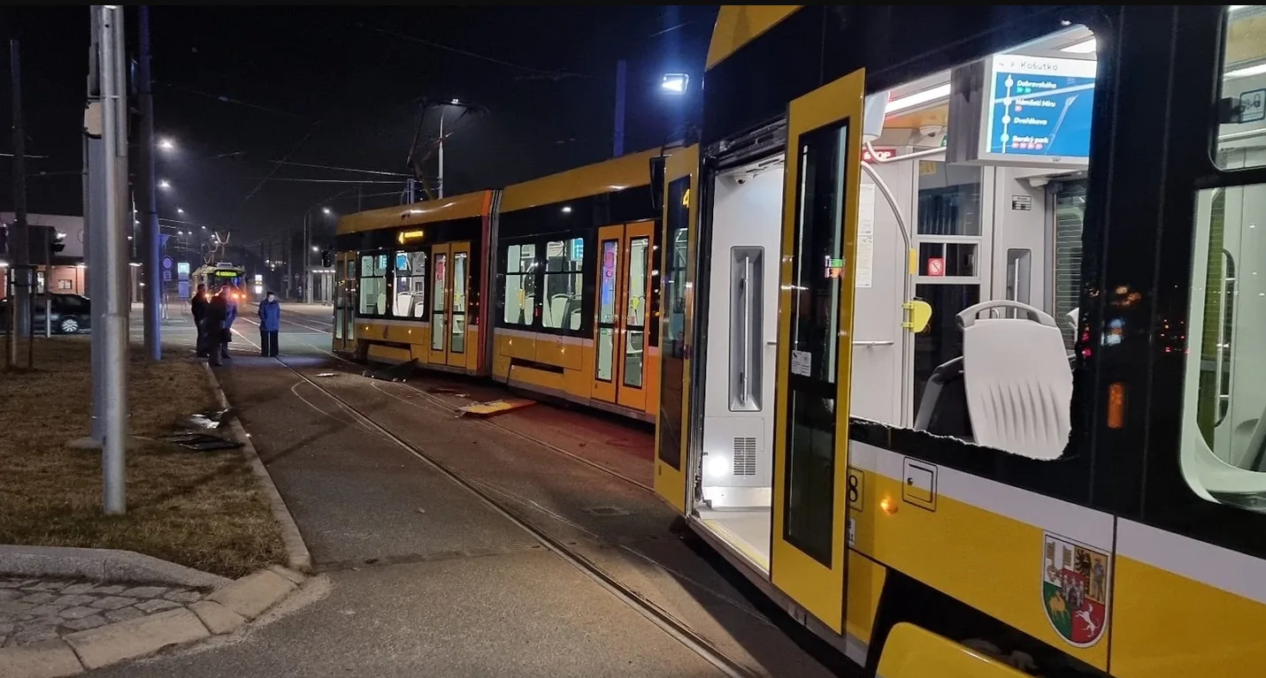 Milionové škody po střetu dvou tramvají, jedna z nich vykolejila