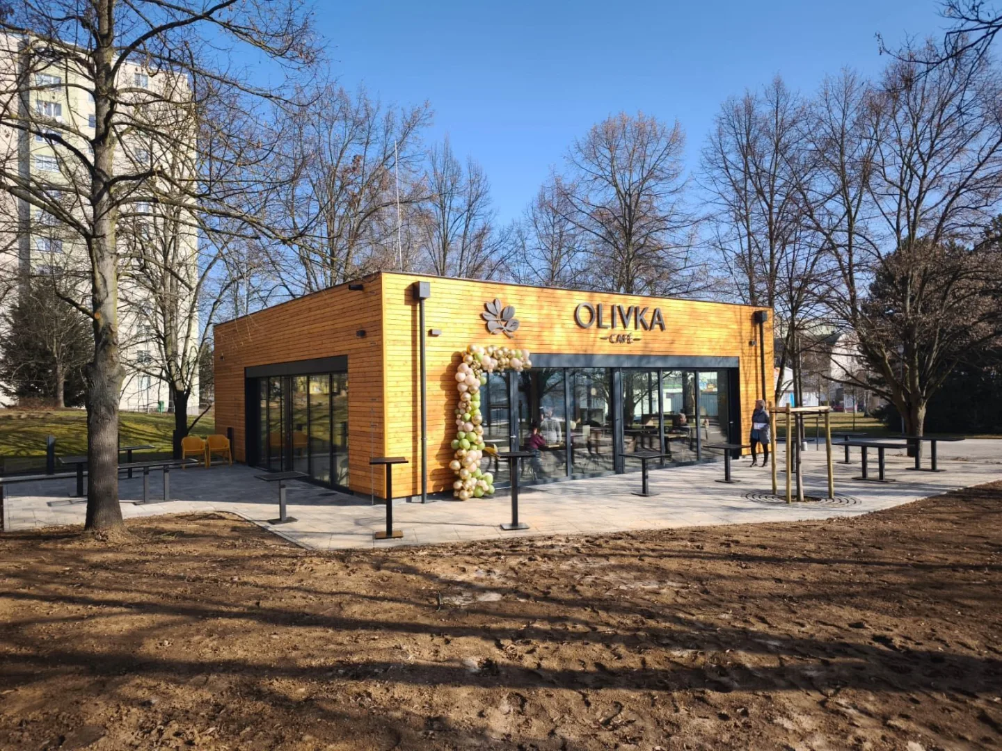 Nevzhledné a nevyužívané záchodky se proměnily v moderní kavárnu