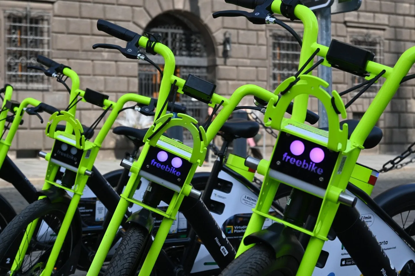 Po metropoli se brzy rozjede 300 sdílených elektrokol, zlodějům by měly odolat.