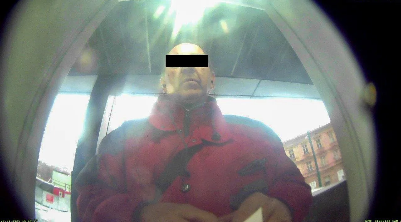 Veřejnost bleskově pomohla, policie už zná jméno muže, který z kradené karty vybral 150 tisíc