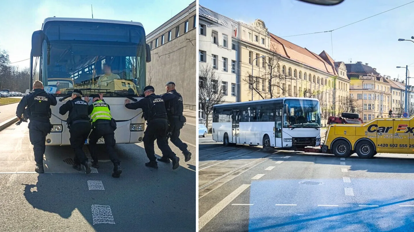 Strážníci odtlačili rozbitý autobus blokující velmi rušnou křižovatku. Zabránili tak kolapsu dopravy