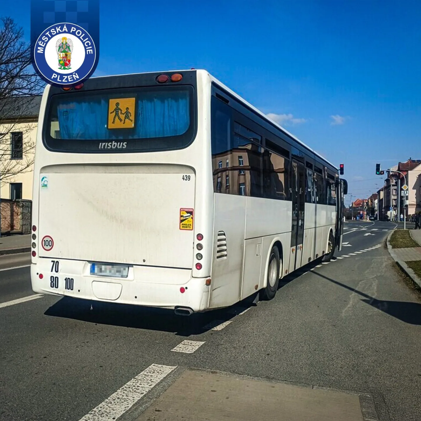 Strážníci odtlačili rozbitý autobus blokující velmi rušnou křižovatku. Zabránili tak kolapsu dopravy