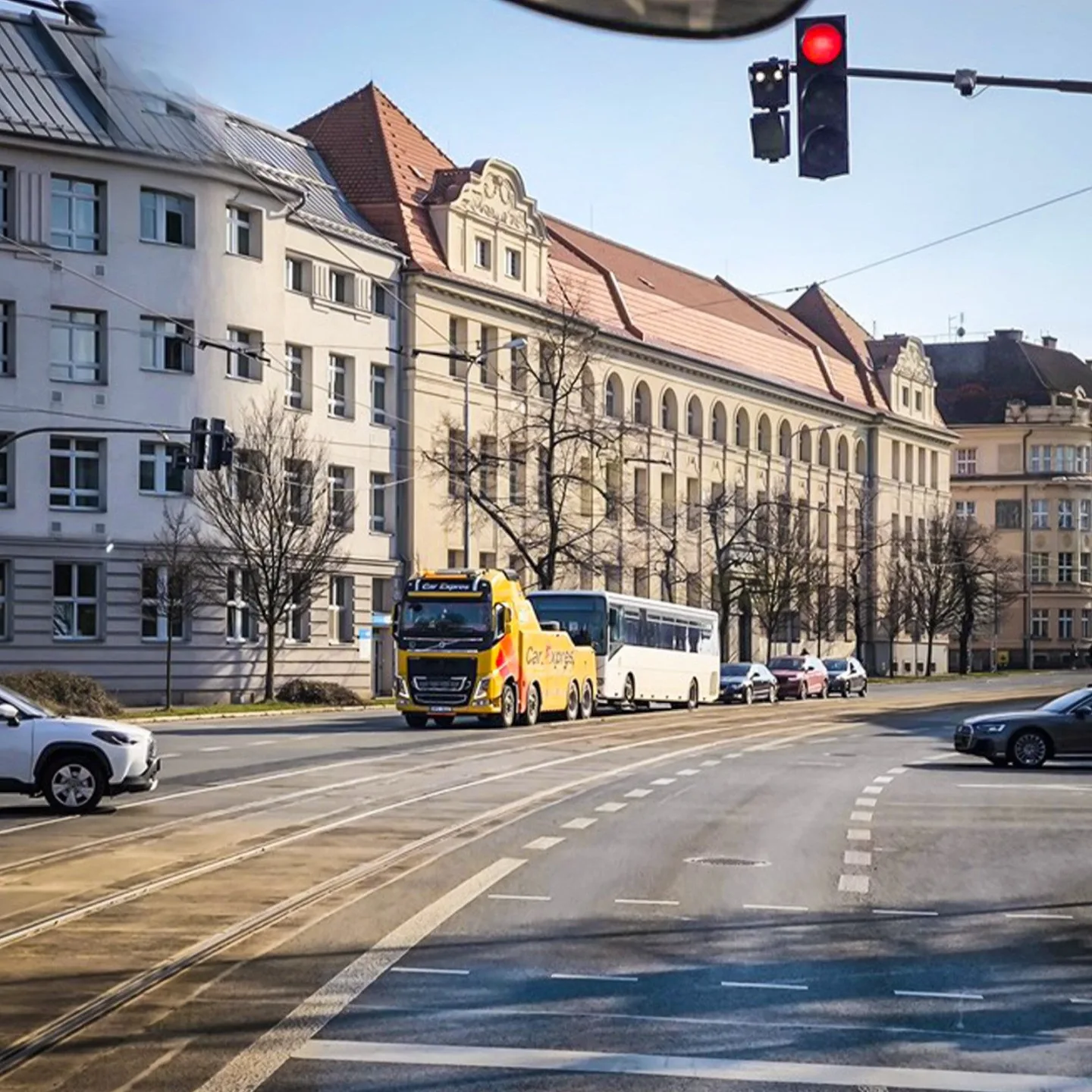 Strážníci odtlačili rozbitý autobus blokující velmi rušnou křižovatku. Zabránili tak kolapsu dopravy