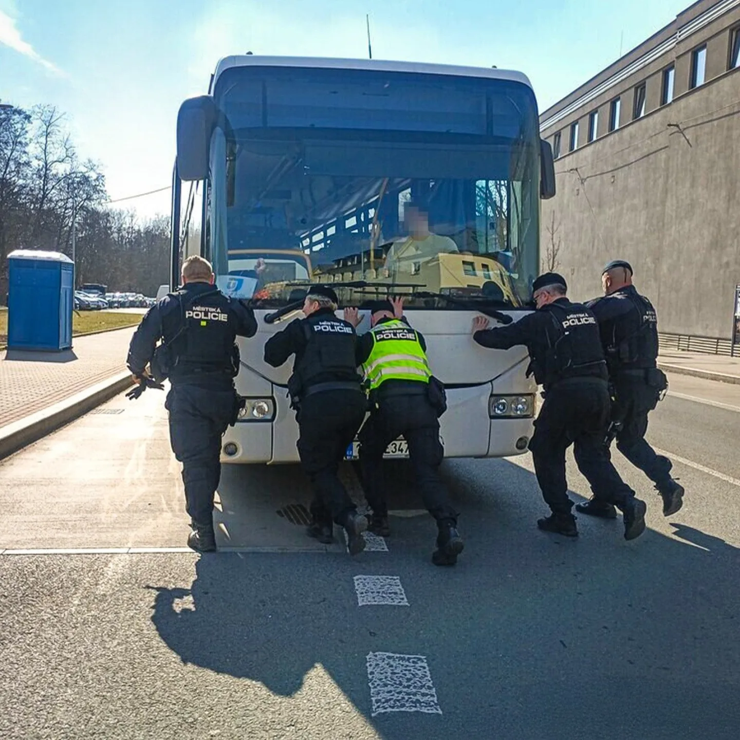 Strážníci odtlačili rozbitý autobus blokující velmi rušnou křižovatku. Zabránili tak kolapsu dopravy