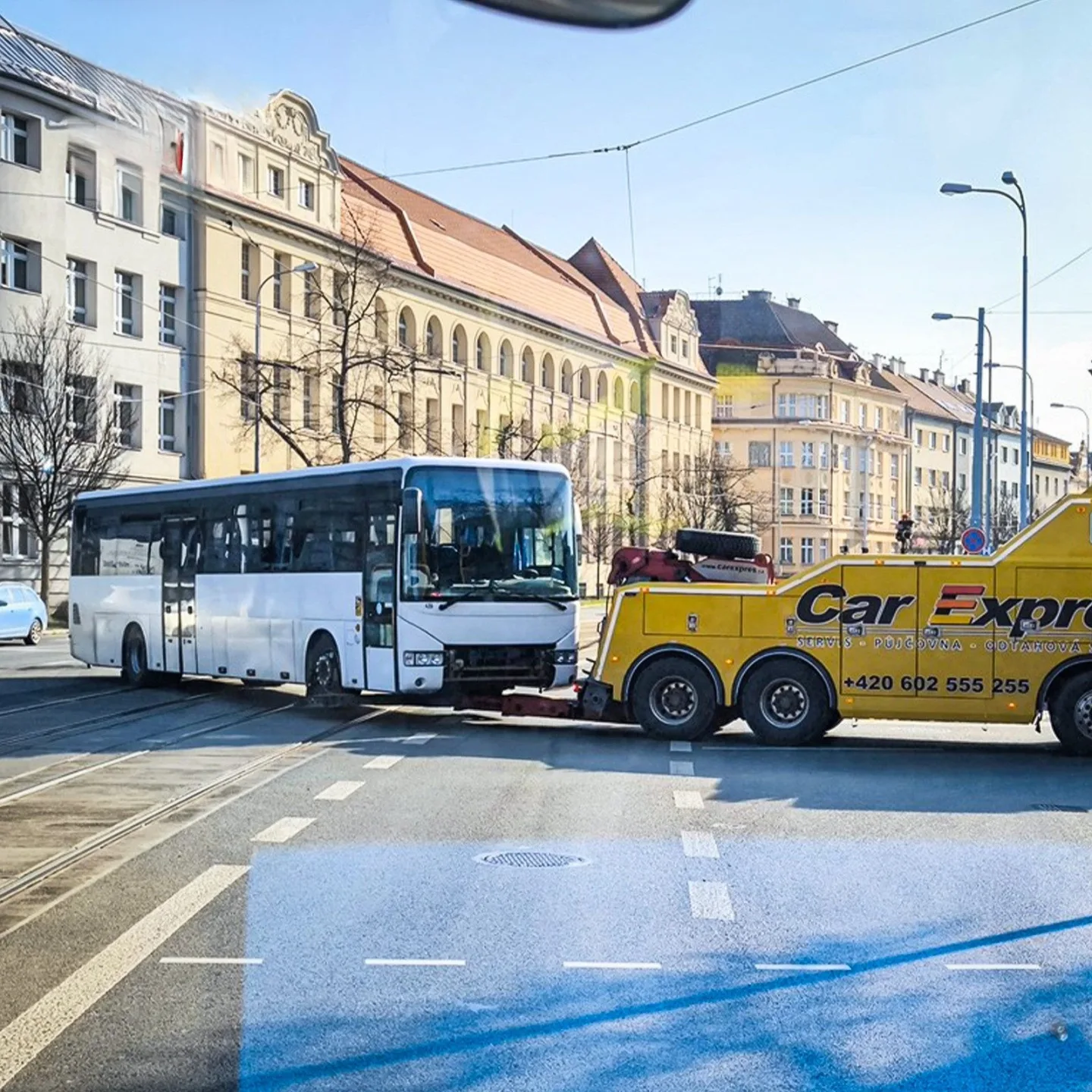 Strážníci odtlačili rozbitý autobus blokující velmi rušnou křižovatku. Zabránili tak kolapsu dopravy