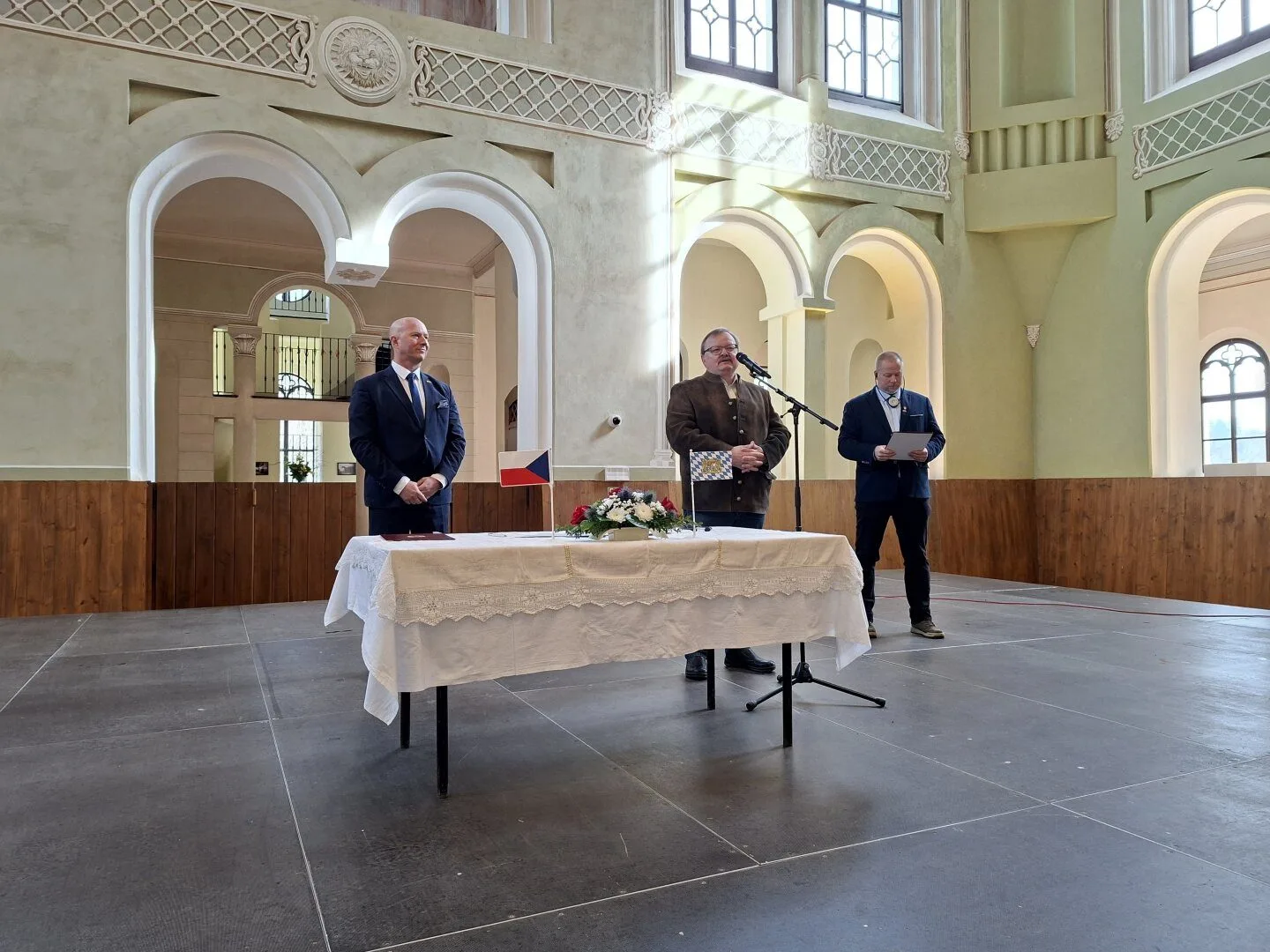 Cestovní ruch, rozvoj infrastruktury. Česko-bavorské memorandum podepsali v jízdárně