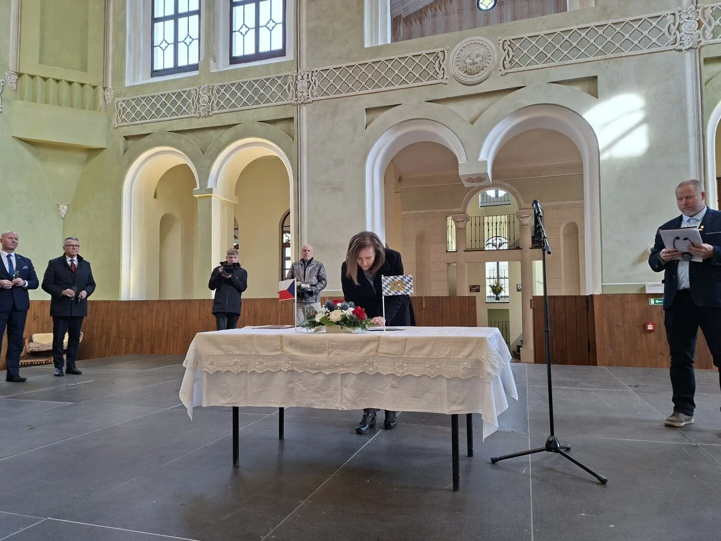 Cestovní ruch, rozvoj infrastruktury. Česko-bavorské memorandum podepsali v jízdárně