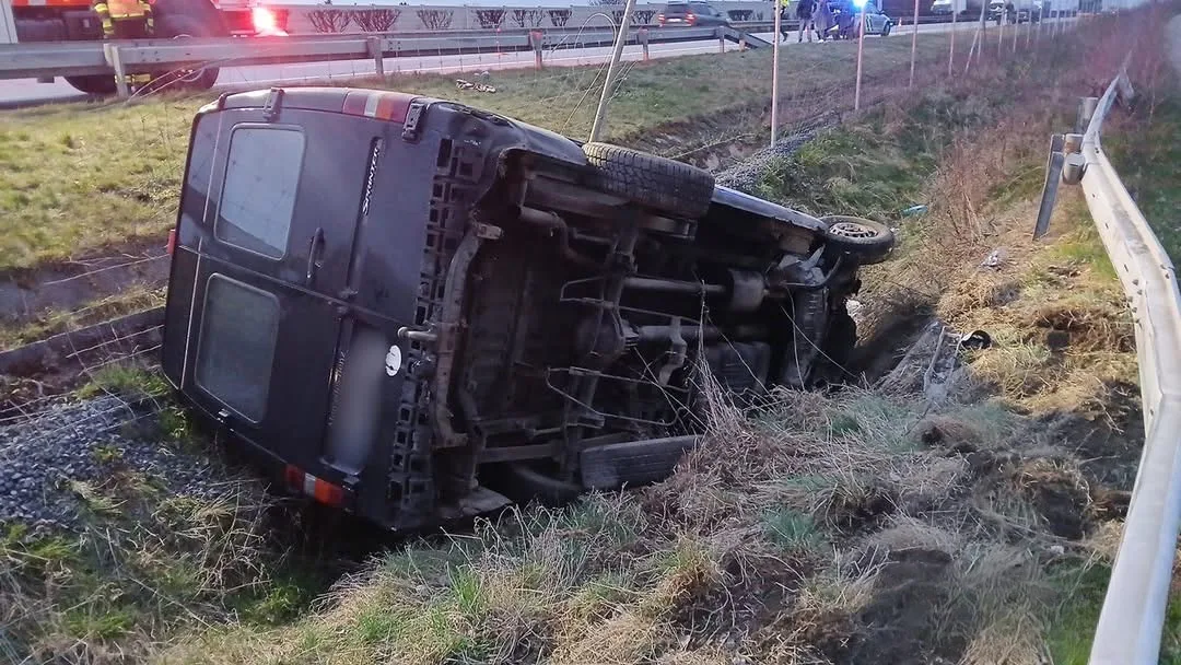 Mikrobus po střetu s osobákem vyletěl z dálnice, prorazil oplocení a skončil na boku