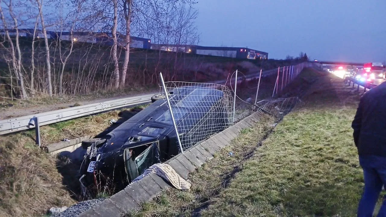 Mikrobus po střetu s osobákem vyletěl z dálnice, prorazil oplocení a skončil na boku