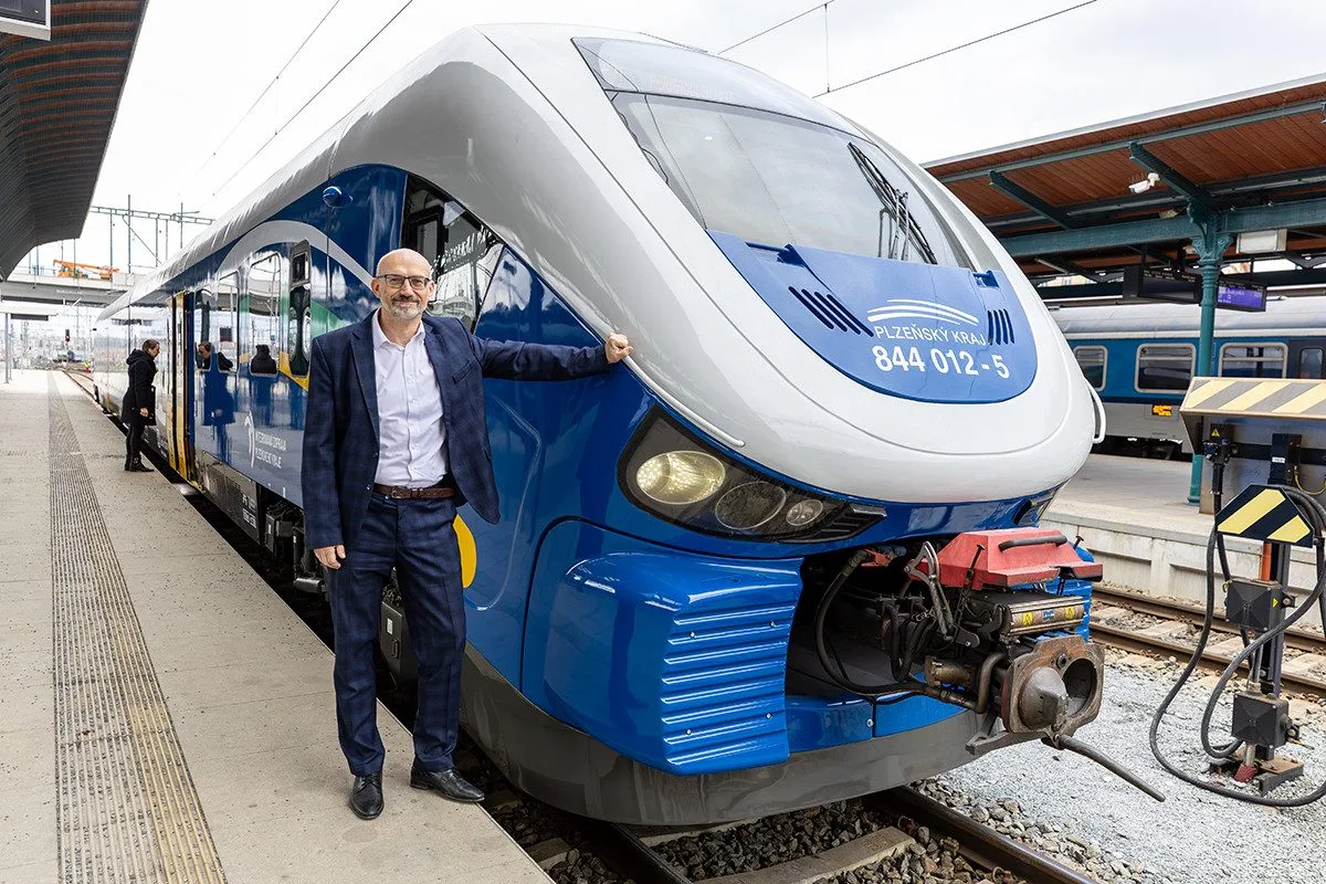Intenzivní provoz i vandalové dali žralokům zabrat, soupravy RegioShark musely na repasi