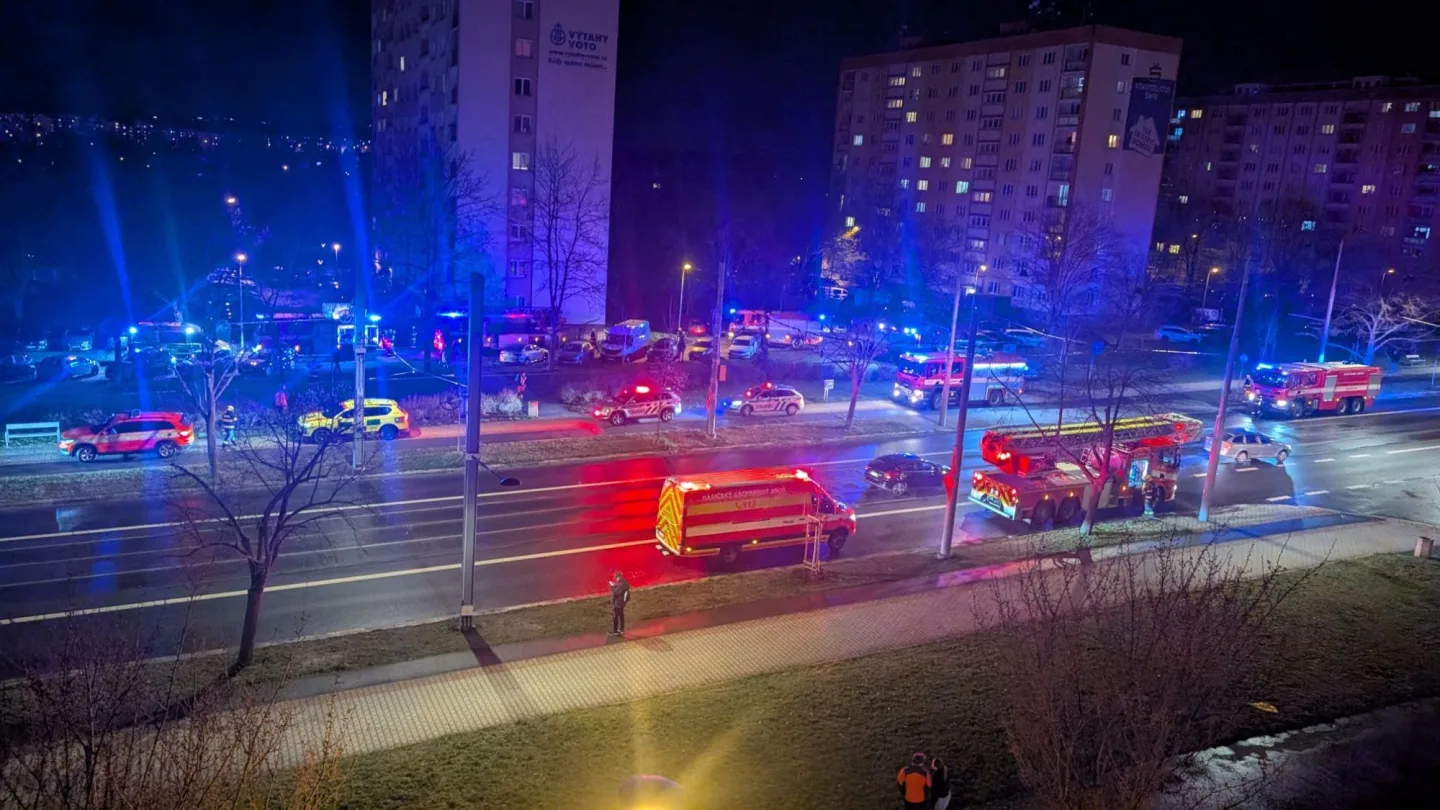 Velké manévry a evakuace desítek lidí, hasiči vynesli z paneláku jednoho zraněného