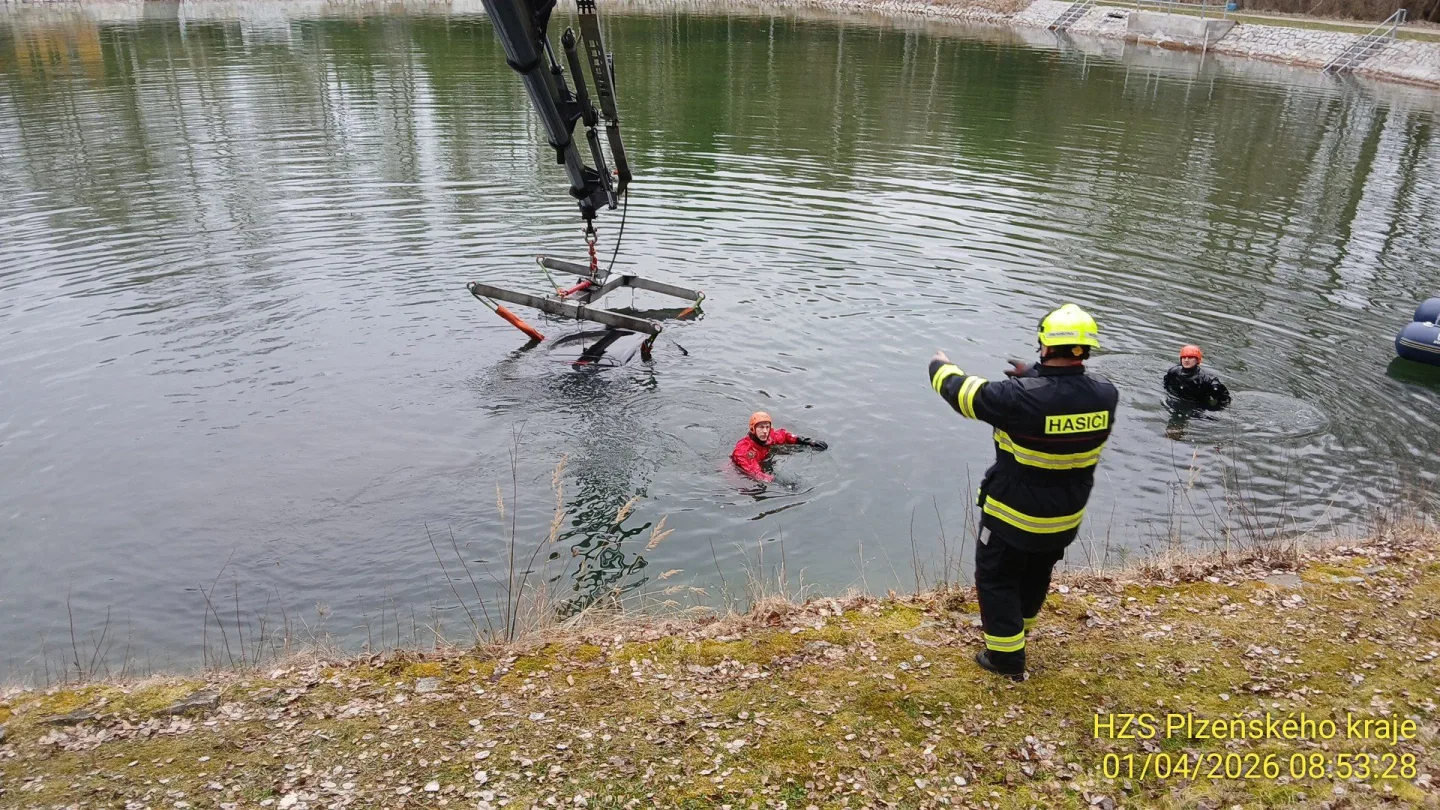 Opileckou jízdu zakončil mladý řidič na dně koupaliště. Nad autem se uzavřela hladina