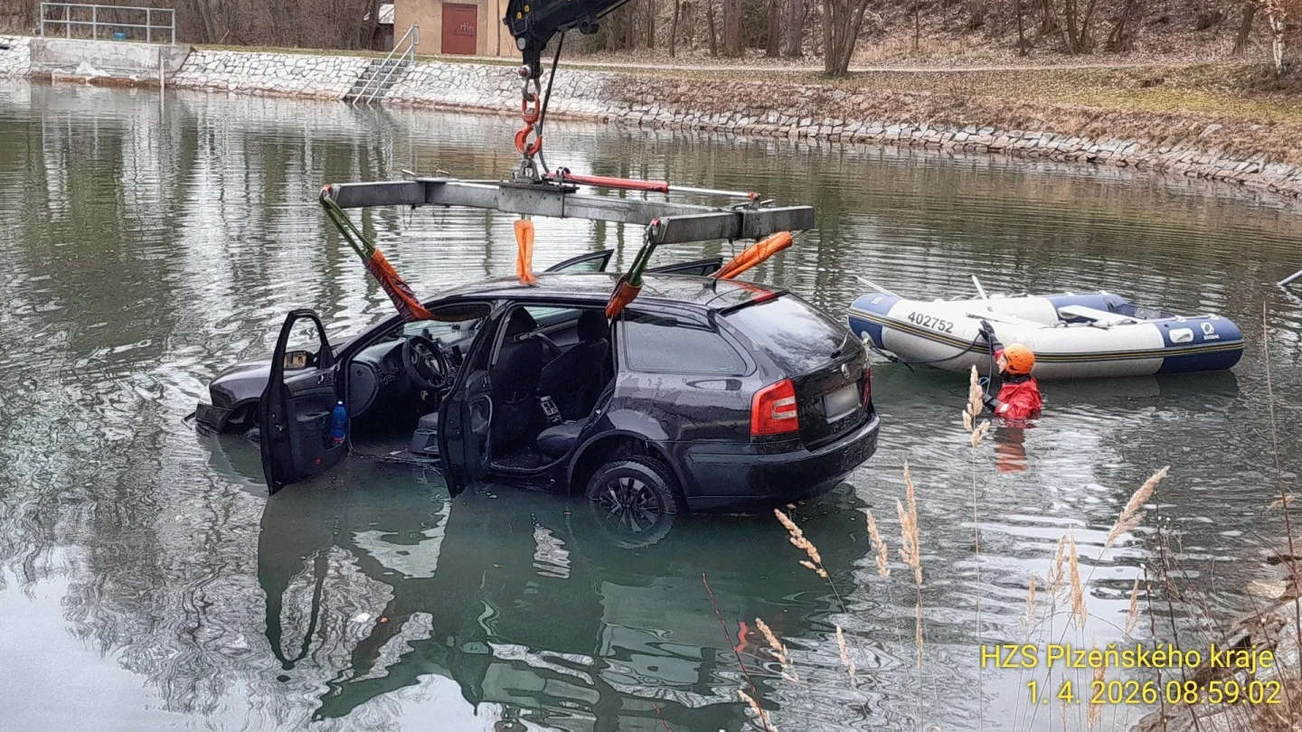 Opileckou jízdu zakončil mladý řidič na dně koupaliště. Nad autem se uzavřela hladina