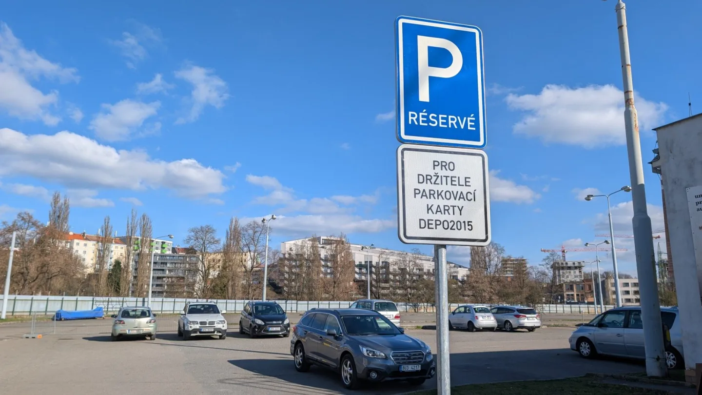 Velké mrzení pro řidiče, bez karty už na velkém prostranství u kulturní zóny nezaparkují