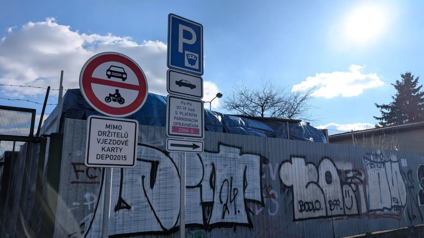 Velké mrzení pro řidiče, bez karty už na velkém prostranství u kulturní zóny nezaparkují