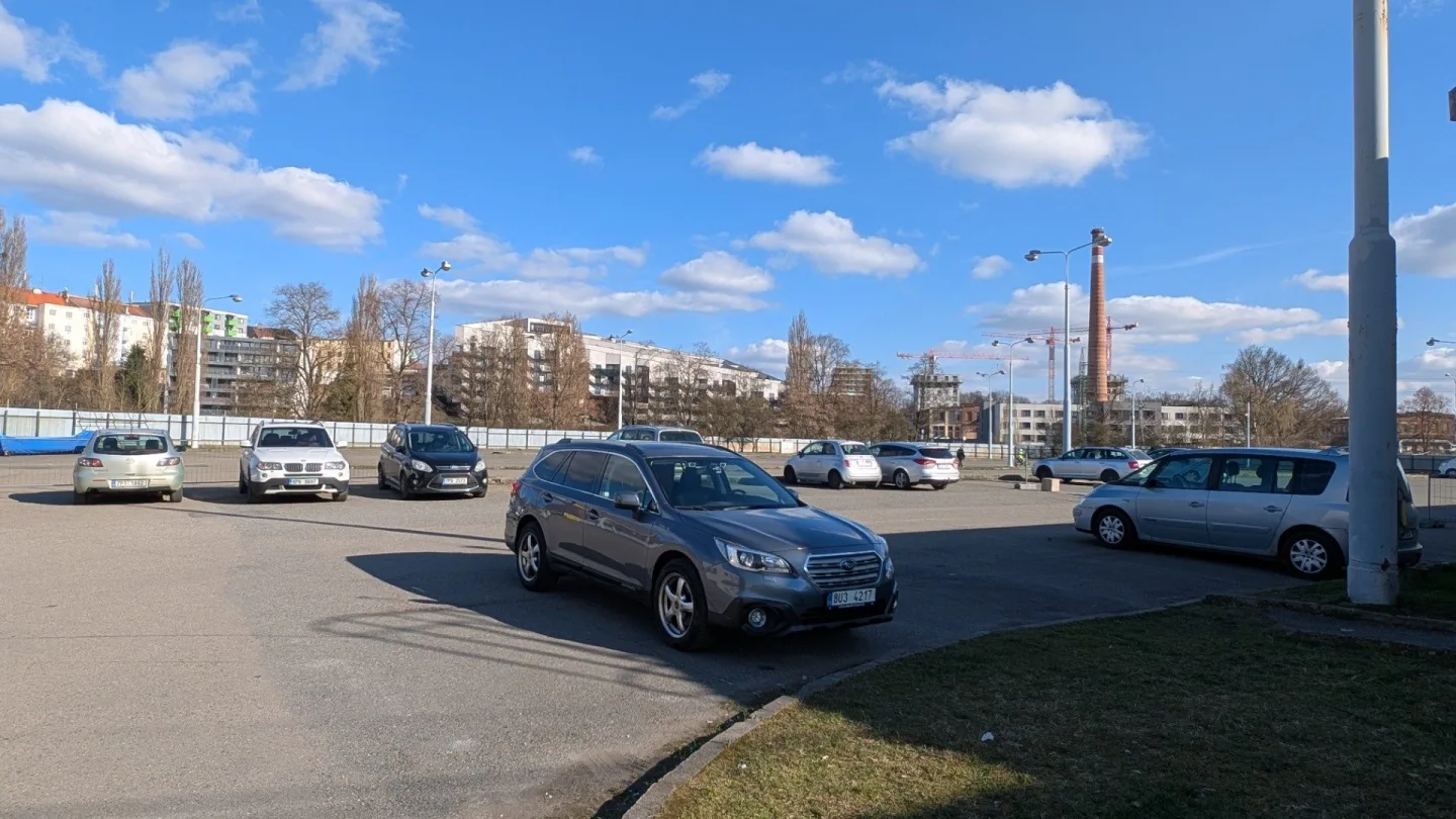 Velké mrzení pro řidiče, bez karty už na velkém prostranství u kulturní zóny nezaparkují