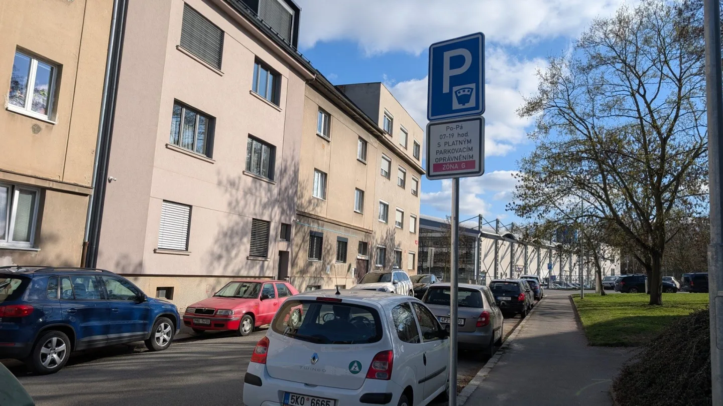 Velké mrzení pro řidiče, bez karty už na velkém prostranství u kulturní zóny nezaparkují