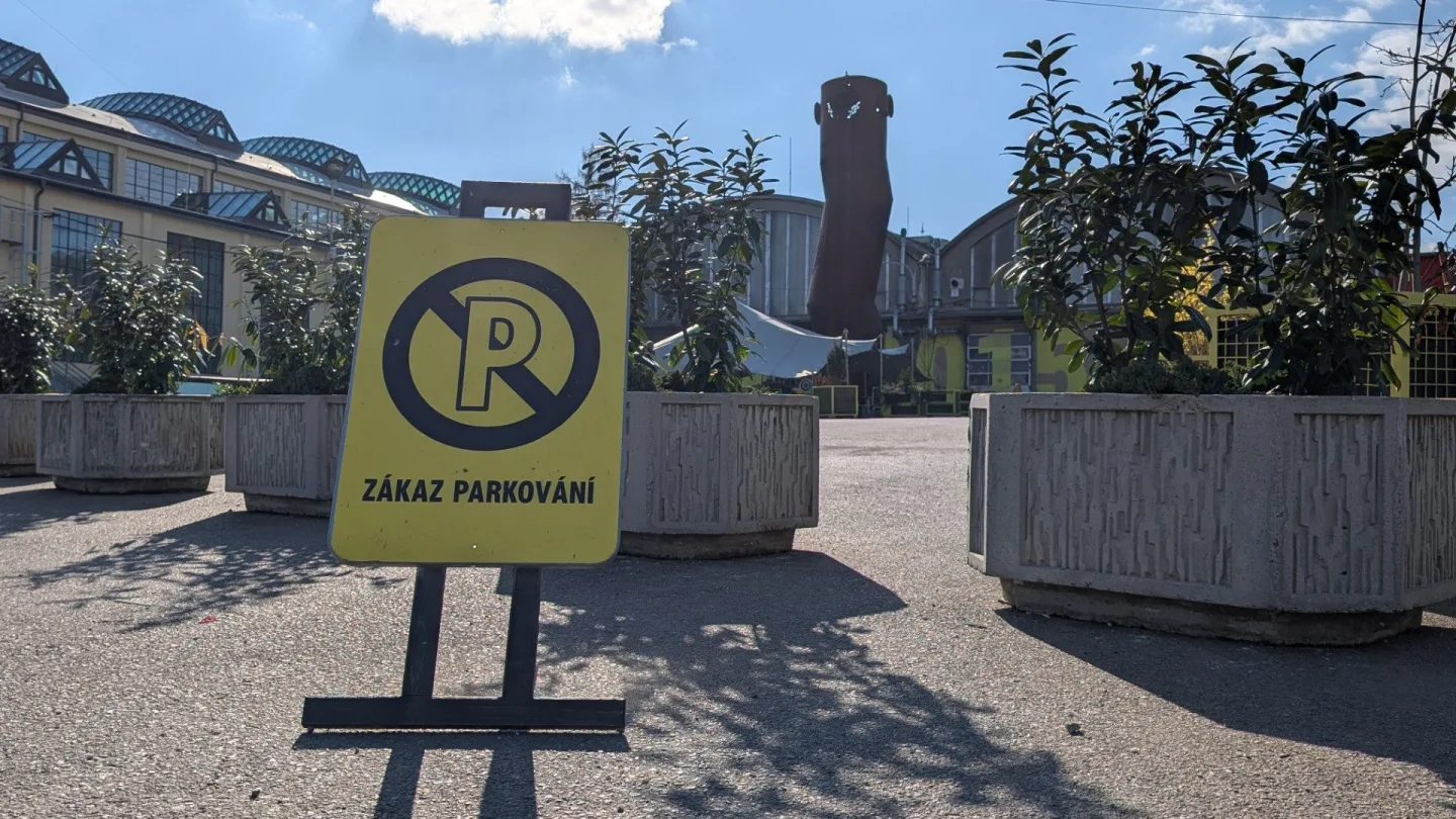 Velké mrzení pro řidiče, bez karty už na velkém prostranství u kulturní zóny nezaparkují