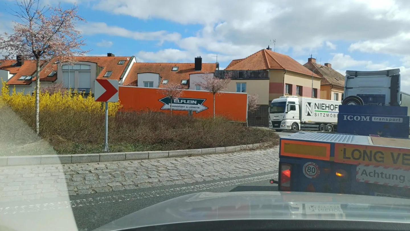 Totální kolaps ve Stodu na frekventované silnici I/26. Řidiči čekají v kolonách i hodinu