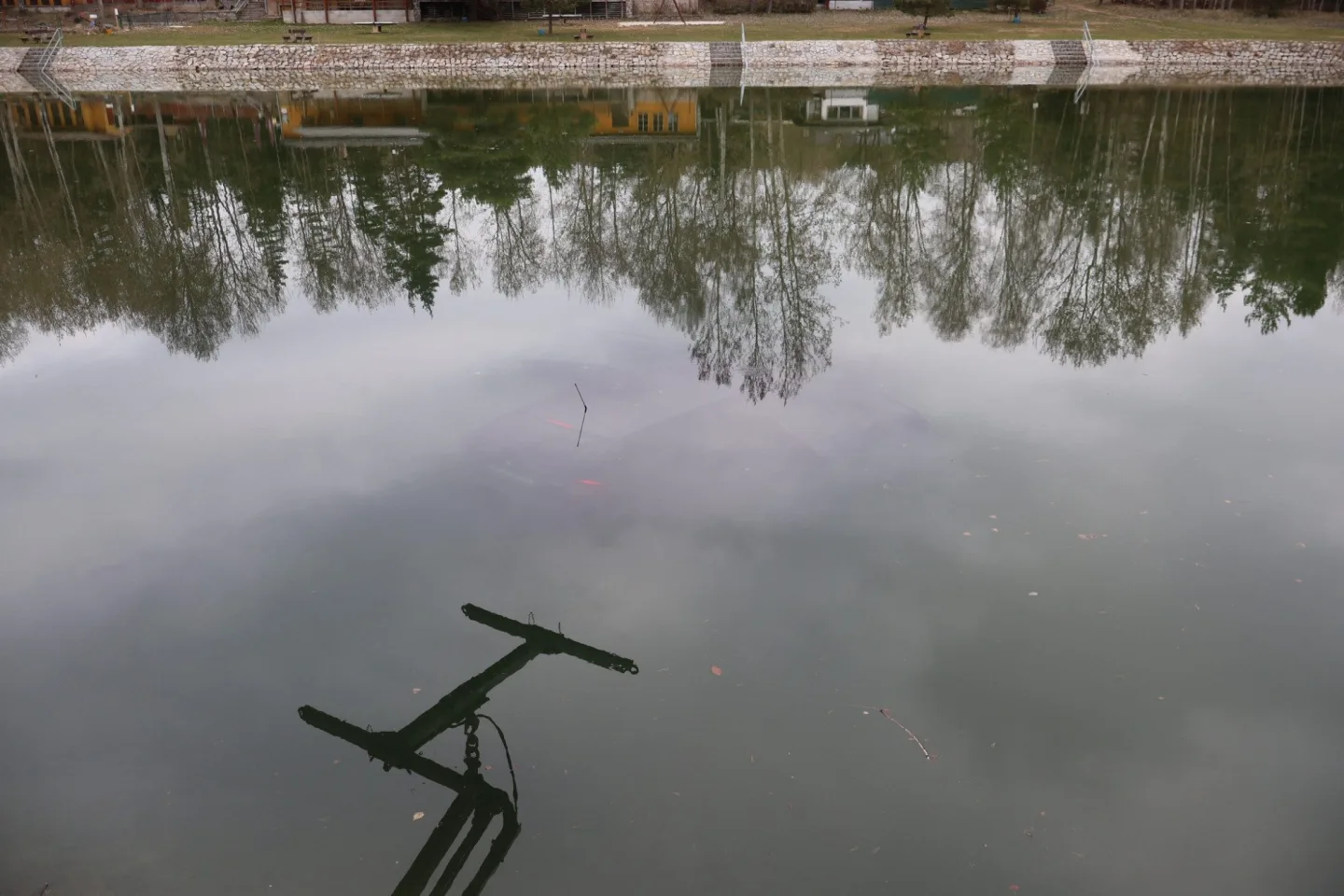 Z auta koukala nad hladinu jen anténa