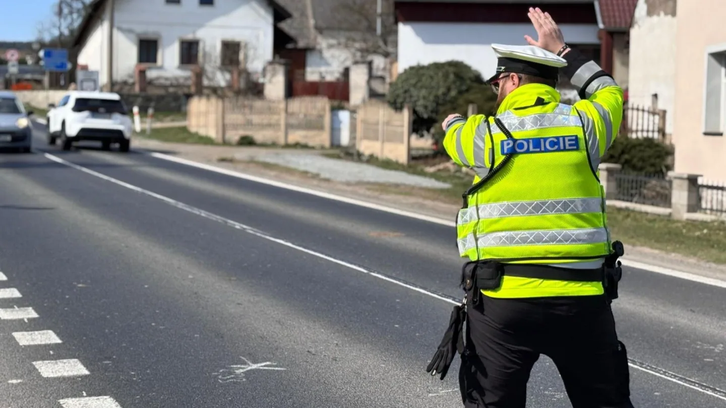 Policista zastavuje vozidlo během velikonoční akce