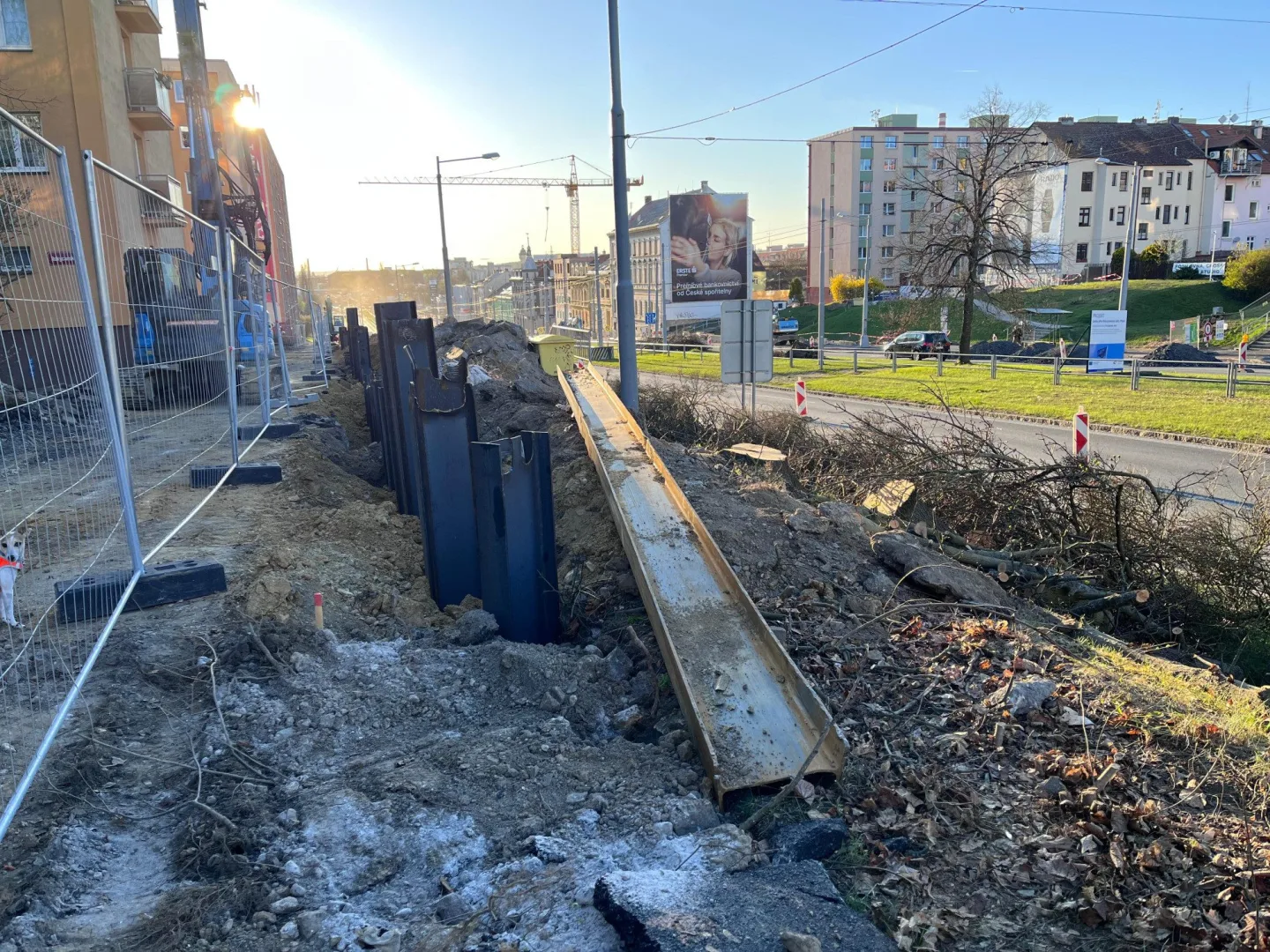 VIDEO: Skákající skleničky a prasklé akvárium. Při stavbě nové lávky se otřásá celý panelák