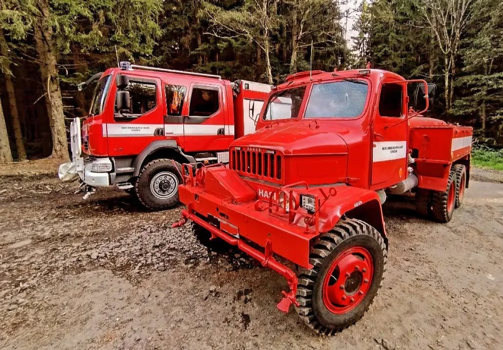 Hasiči svépomocí upravili starou armádní vejtřasku, kolikrát předčí i mladší modely