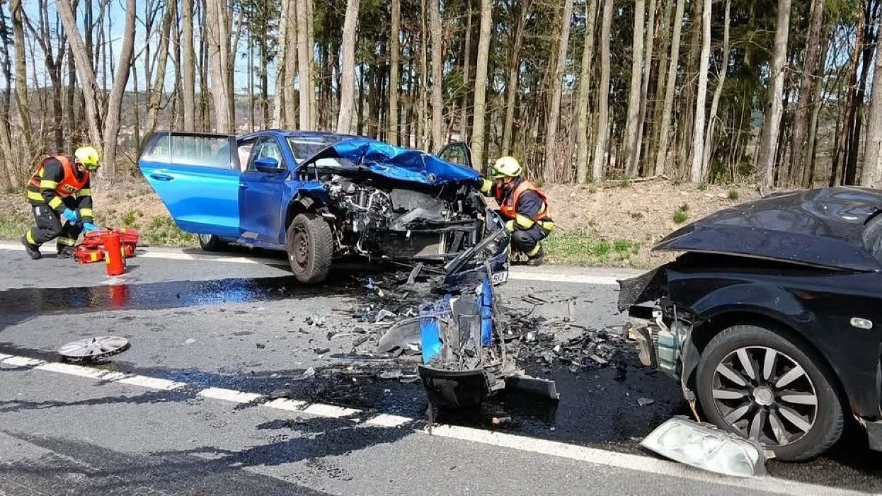 Mladá řidička se těžce zranila při děsivém čelním střetu dvou aut