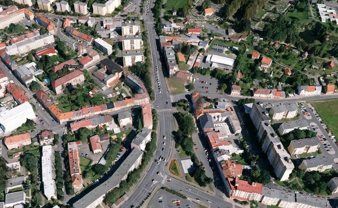 Plzeňská ulice je hlavním průtahem ve městě