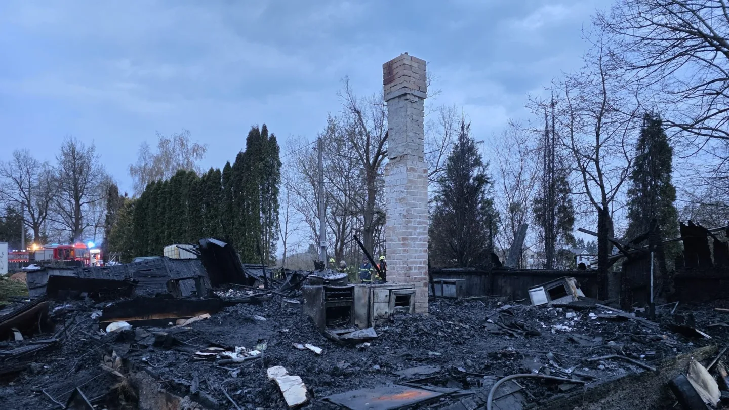 Požár zcela zdemoloval chatu, zůstal po ní jen komín a obrovské škody