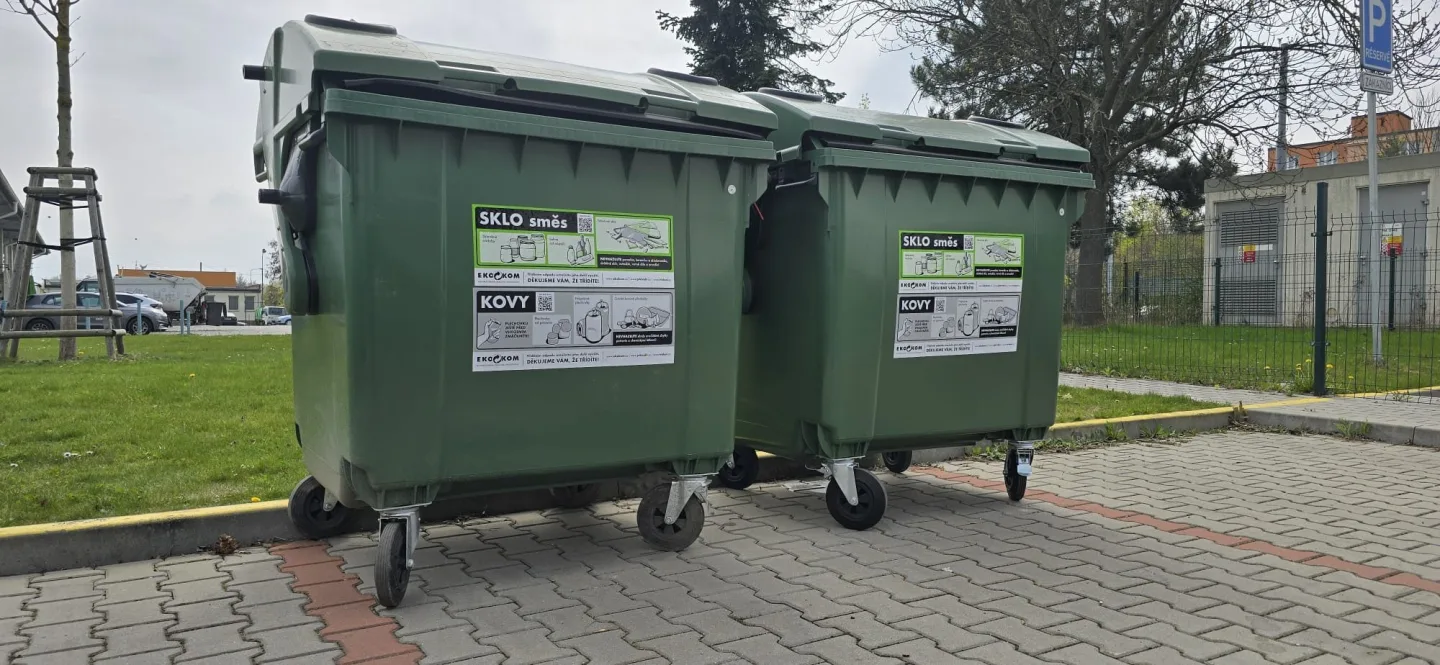 Kovové obaly nově i do kontejnerů na sklo, město tím chce zvýšit podíl recyklace