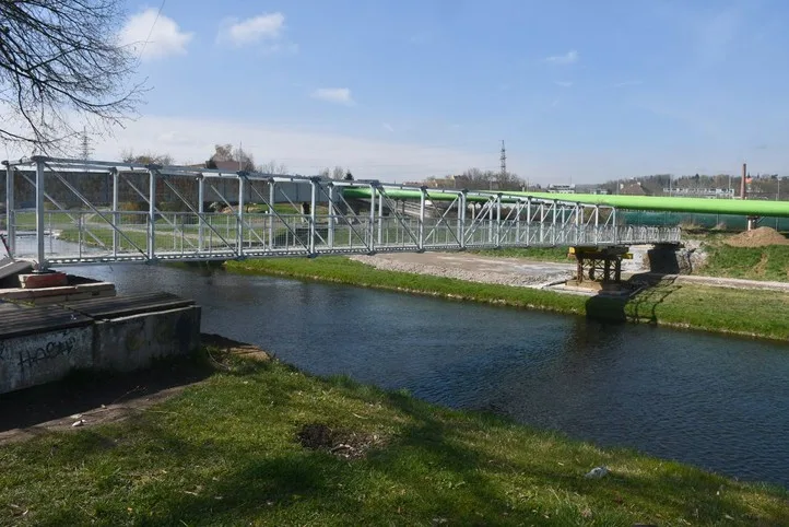 Cyklisté a pěší musí využít provizorní lávku o pár desítek metrů dál.