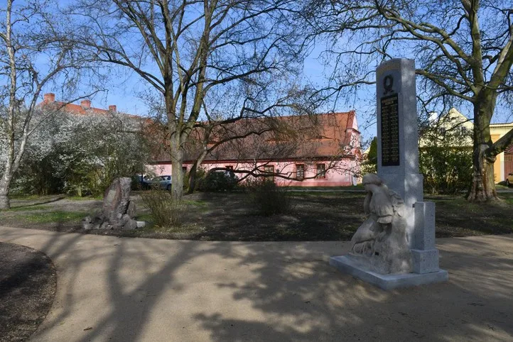 Nové cesty, přesunuté pomníky. Křimické náměstí prošlo úpravami za 1,8 milionu