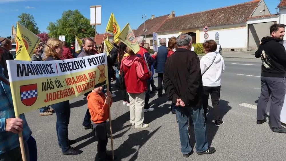 Lidé v Pošumaví na protest proti jadernému úložišti zablokovali hlavní silnici