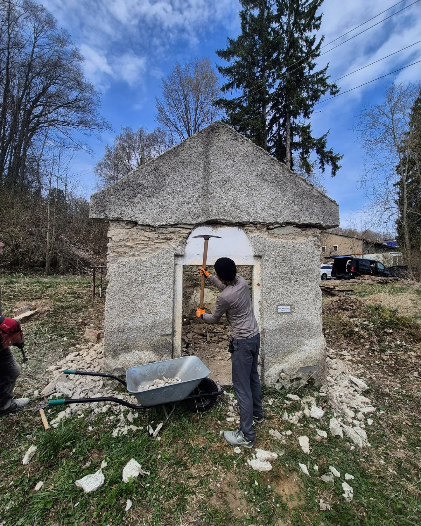 Omítnout či neomítnout? Dobrovolníci se pustili do obnovy zchátralé šumavské kaple