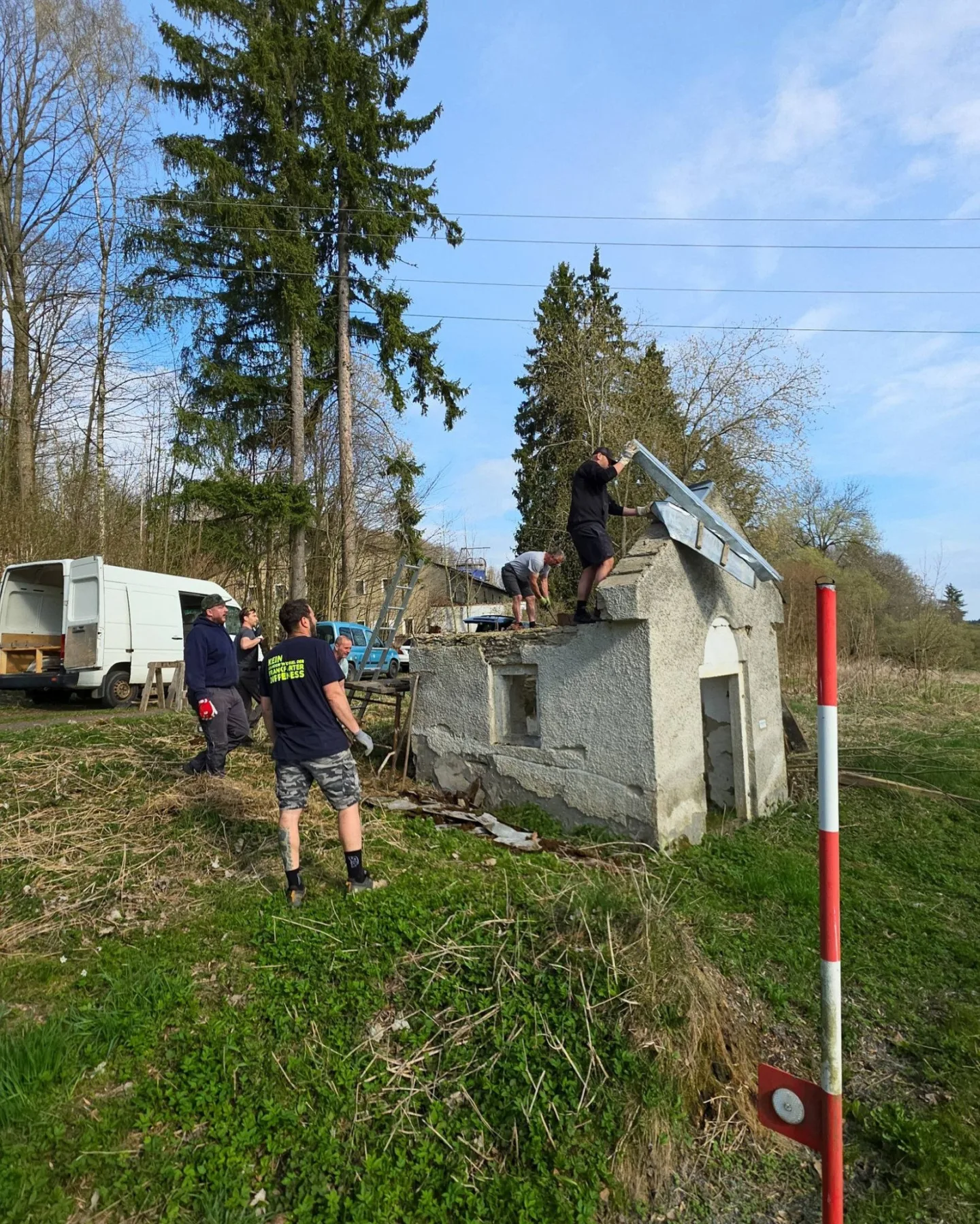 Omítnout či neomítnout? Dobrovolníci se pustili do obnovy zchátralé šumavské kaple